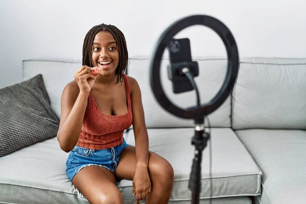 Młoda Afroamerykanka Trzyma Kubek Menstruacyjny Nagrywania Wideo Samouczek Domu — Zdjęcie stockowe