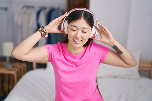 Çinli Bir Kadın Yatak Odasında Oturmuş Müzik Dinliyor — Stok fotoğraf