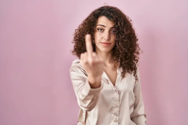 Hispanic Woman Curly Hair Standing Pink Background Showing Middle Finger — Stock Photo, Image