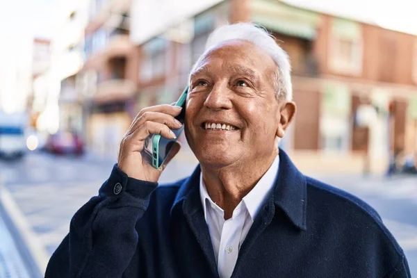 Uomo Anziano Sorridente Fiducioso Parlando Sullo Smartphone Strada — Foto Stock