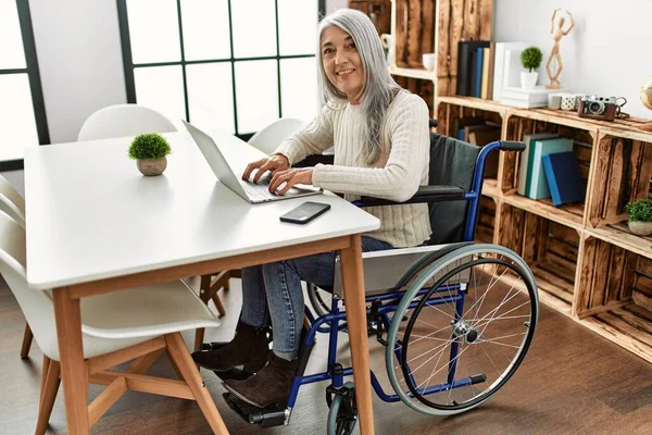 Orta Yaşlı Gri Saçlı Dizüstü Bilgisayarı Olan Bir Kadın Evinde — Stok fotoğraf