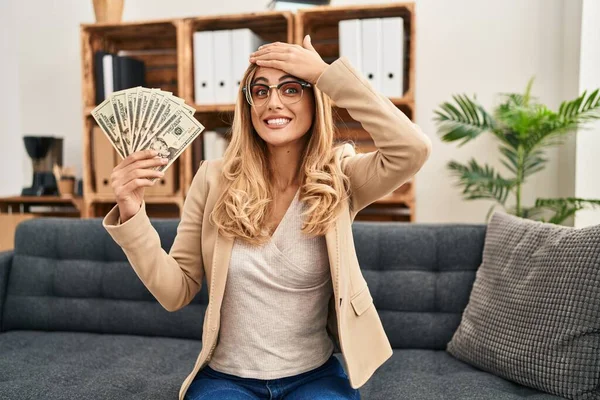 Młoda Blond Terapeutka Kobieta Pracuje Biurze Terapii Trzymając Pieniądze Zestresowany — Zdjęcie stockowe