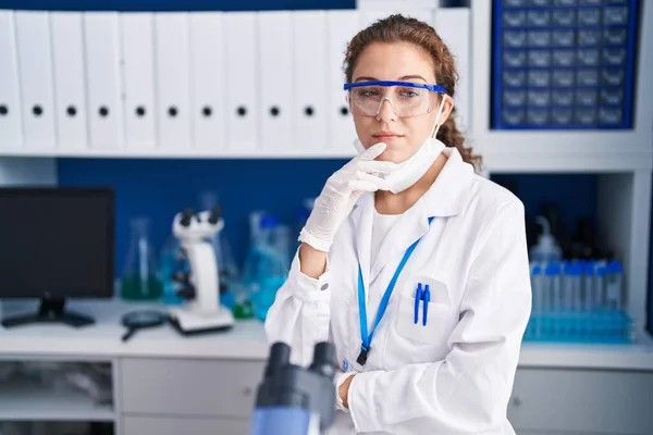 Νεαρή Καυκάσια Γυναίκα Που Εργάζεται Στο Εργαστήριο Επιστήμονας Χαμογελώντας Κοιτάζοντας — Φωτογραφία Αρχείου