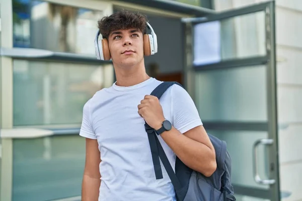 Joven Estudiante Adolescente Hispano Sonriendo Confiado Escuchando Música Universidad —  Fotos de Stock