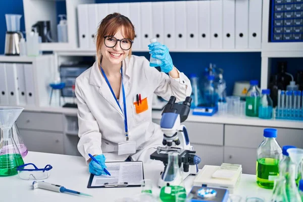Молода Жінка Науковець Посміхається Впевнено Стоїть Лабораторії — стокове фото