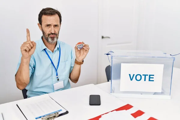 Чоловік Середнього Віку Бородою Сидячи Голосуванням Тримає Голосую Значок Вказуючи — стокове фото