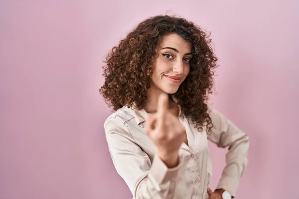 Hispanic Woman Curly Hair Standing Pink Background Beckoning Come Here — Stock Photo, Image