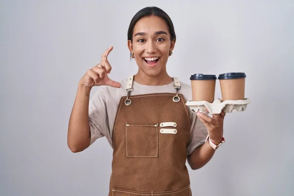 Mujer Hispana Joven Vistiendo Delantal Camarera Profesional Sosteniendo Café Sonriente —  Fotos de Stock