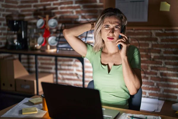 Geceleri Ofiste Çalışan Genç Güzel Bir Kadın Telefonla Konuşuyor Kafası — Stok fotoğraf
