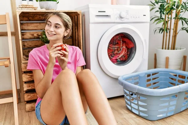 Mujer Joven Sostiene Ropa Limpia En El Lavabo. Ropa Fresca Para