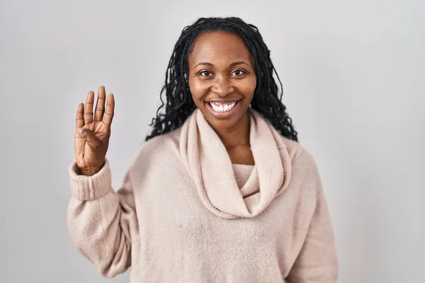 Африканская Женщина Стоит Белом Фоне Показывает Пальцами Номер Четыре Улыбаясь — стоковое фото