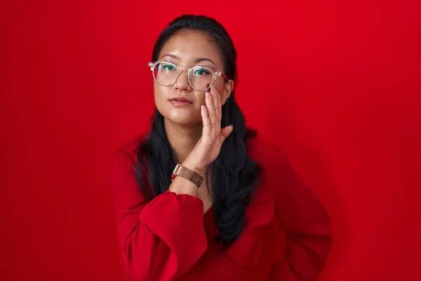 Asiatique Jeune Femme Debout Sur Fond Rouge Main Sur Bouche — Photo