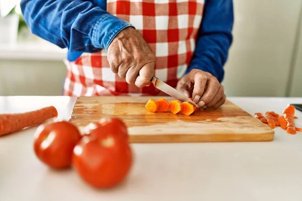 Senior Man Cutting Carrot Kitchen — Stockfoto