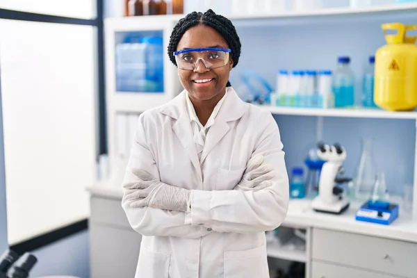アフリカ系アメリカ人女性科学者笑顔で自信を持って立って腕を組んでジェスチャーで研究室 — ストック写真