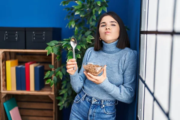 Mulher Hispânica Jovem Comendo Cereais Integrais Saudáveis Com Colher Olhando — Fotografia de Stock