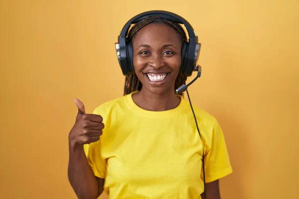 Mujer Afroamericana Escuchando Música Usando Auriculares Haciendo Gesto Feliz Con —  Fotos de Stock