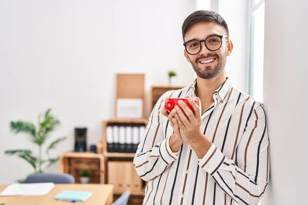 Mladý Hispánec Muž Obchodní Pracovník Usměvavý Sebevědomí Pití Kávy Kanceláři — Stock fotografie