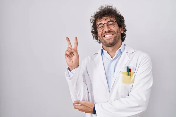 Latynoski Młodzieniec Mundurze Doktora Uśmiechający Się Szczęśliwą Twarzą Mrugający Przed — Zdjęcie stockowe