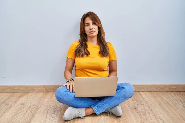 Hispanic Woman Using Laptop Sitting Floor Home Depressed Worry Distress —  Fotos de Stock