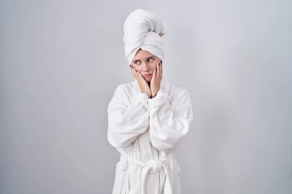ブロンド白人女性を身に着けていますバスローブ疲れ手カバー顔 うつ病と悲しみ 動揺し 問題のためにイライラ — ストック写真