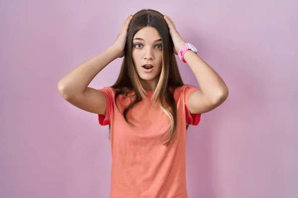 Tiener Meisje Staan Roze Achtergrond Gek Bang Met Handen Het — Stockfoto