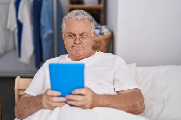 Μεσήλικας Γκριζομάλλης Άντρας Που Χρησιμοποιεί Touchpad Κάθεται Στο Κρεβάτι Στο — Φωτογραφία Αρχείου