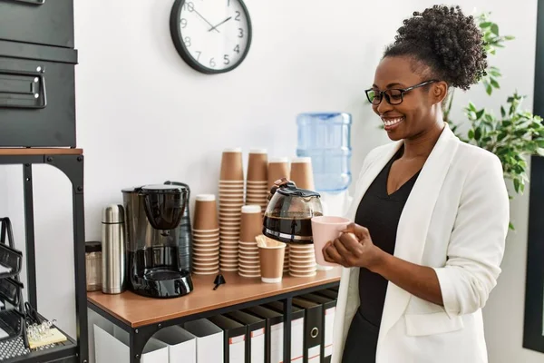 Afroamerikanerin Schüttet Büro Kaffee Auf Tasse — Stockfoto