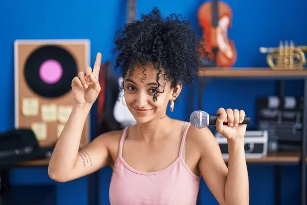 Hispanic Woman Curly Hair Singing Song Using Microphone Music Studio — Stockfoto