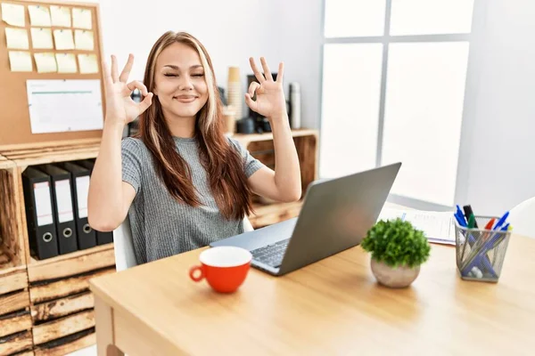 Mujer Morena Joven Que Trabaja Oficina Con Portátil Relajarse Sonreír —  Fotos de Stock