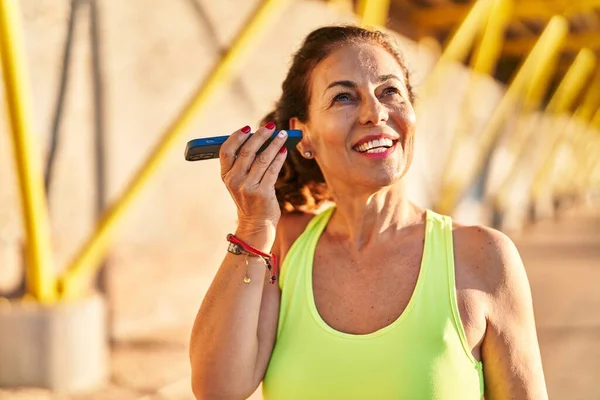 Middle Age Hispanic Woman Working Out Listening Voice Message Promenade — ストック写真