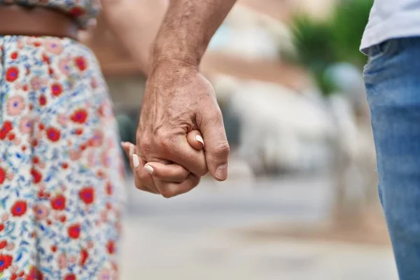 Mann Und Frau Stehen Hand Hand Auf Der Straße — Stockfoto