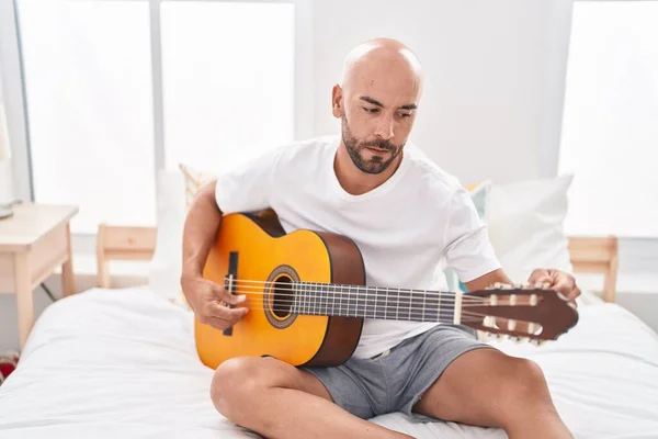 Ung Skallig Man Spelar Klassisk Gitarr Sittandes Sängen Sovrummet — Stockfoto