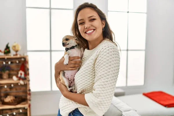 Young Beautiful Hispanic Woman Smiling Confident Hugging Dog Home — ストック写真
