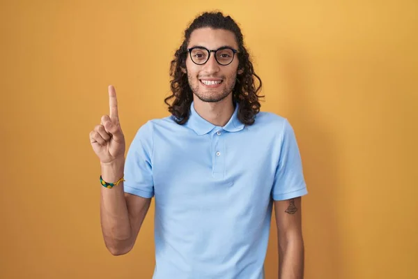 Young Hispanic Man Standing Yellow Background Showing Pointing Finger Number — Stock Photo, Image