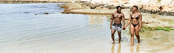 Молодая Африканская Туристическая Пара Купальниках Гуляющая Пляжу — стоковое фото