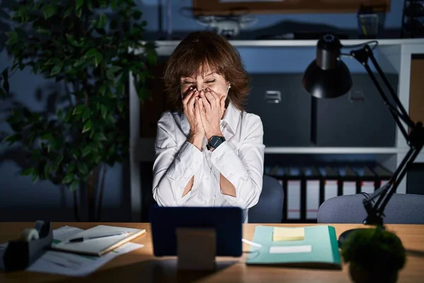 Mujer Mediana Edad Que Trabaja Oficina Por Noche Riendo Riéndose —  Fotos de Stock