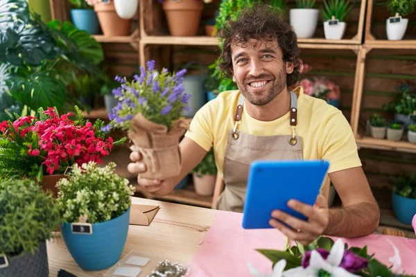 Jovem Florista Hispânico Usando Touchpad Segurando Planta Lavanda Loja Flores — Fotografia de Stock