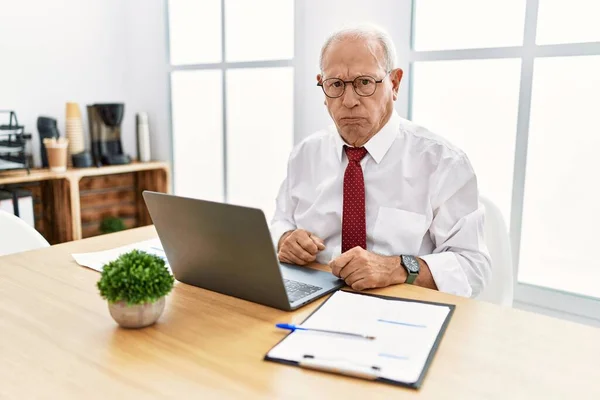 コンピュータのラップトップを使用してオフィスで働いているシニア男性は懐疑的で緊張しており 問題のために動揺しています 否定的な人 — ストック写真