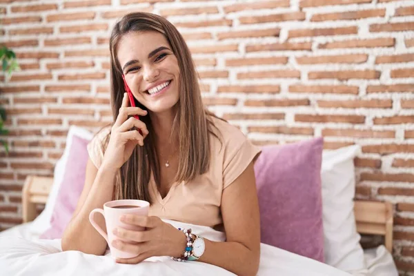 Ung Vacker Latinamerikansk Kvinna Talar Smartphone Dricka Kaffe Sovrummet — Stockfoto