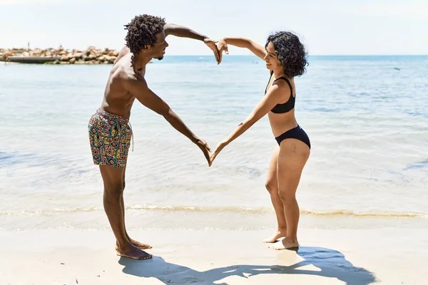 Joven Pareja Turistas Interracial Usando Traje Baño Haciendo Gran Corazón —  Fotos de Stock