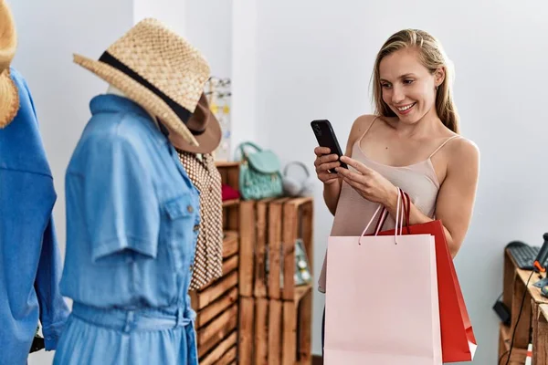 Νεαρή Καυκάσια Γυναίκα Πελάτης Χρησιμοποιώντας Smartphone Ψώνια Στο Κατάστημα Ρούχων — Φωτογραφία Αρχείου