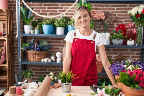 Young Blonde Woman Florist Smiling Confident Standing Florist — Stock Photo, Image