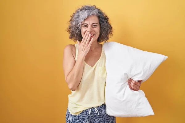 Middle Age Woman Grey Hair Wearing Pijama Hugging Pillow Laughing — Stockfoto
