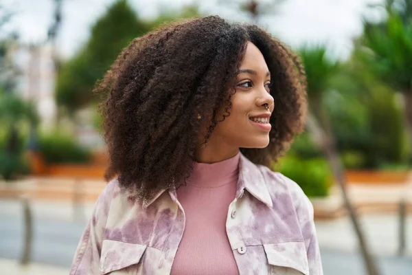 Joven Mujer Afroamericana Sonriendo Confiada Pie Calle — Foto de Stock