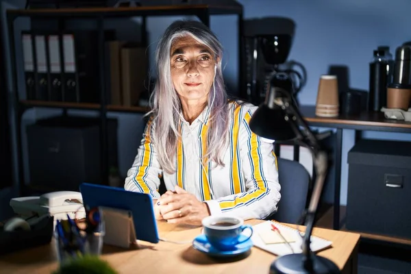 Mujer Mediana Edad Con Pelo Gris Trabajando Oficina Por Noche —  Fotos de Stock