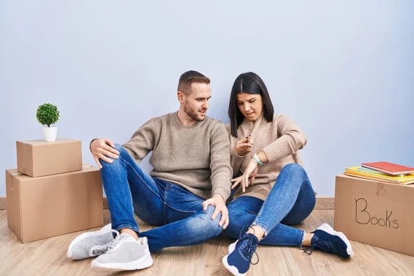 Young Couple Moving New Home Hurry Pointing Watch Time Impatience — Stock Photo, Image