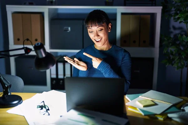 Young Beautiful Woman Working Office Night Amazed Smiling Camera While — Foto de Stock