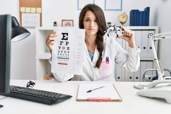 Giovane Dottoressa Che Tiene Occhiali Optometria Test Della Vista Presso — Foto Stock