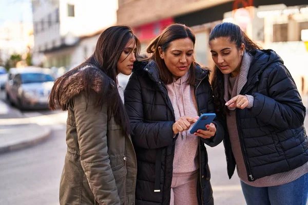 Three Woman Mother Daughters Using Smartphone Street — Stock Photo, Image