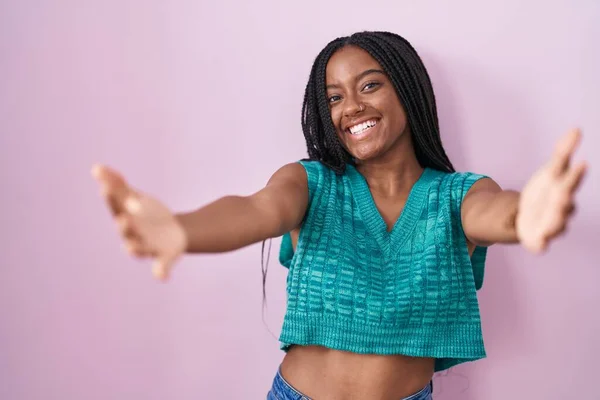Young African American Braids Standing Pink Background Looking Camera Smiling — Stockfoto